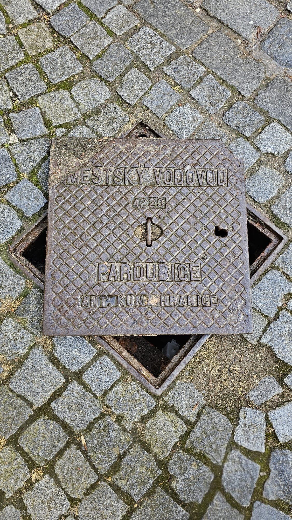 Odkrytý poklop kanalizace a neoprávněný vstup do kanalizační sítě 